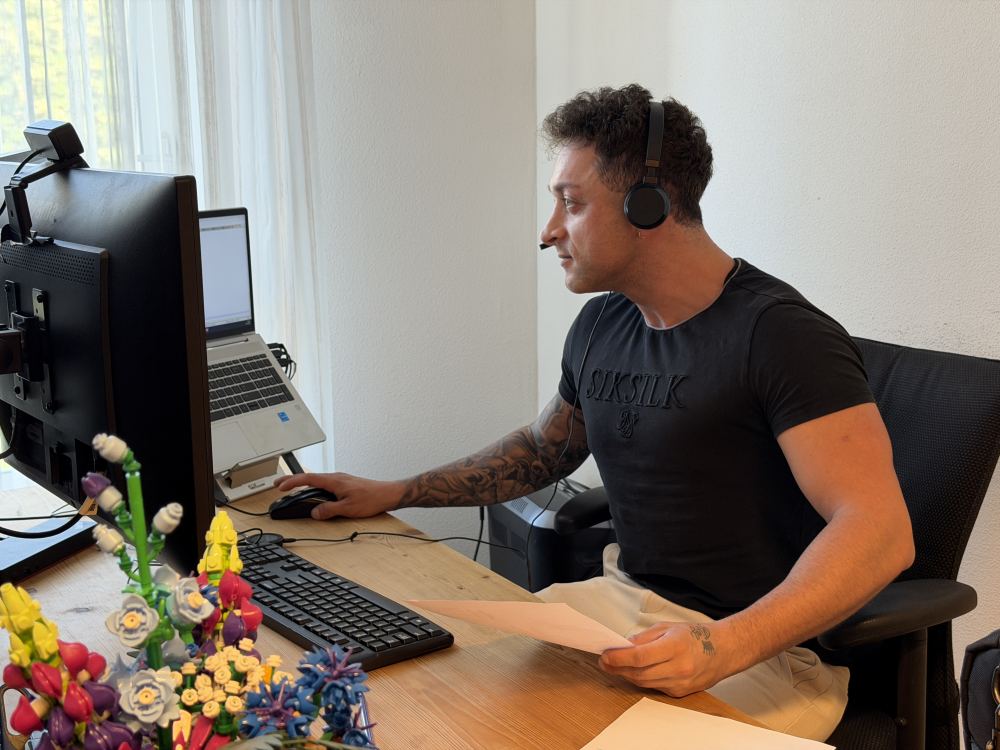 Een collega van de servicedesk aan de telefoon
